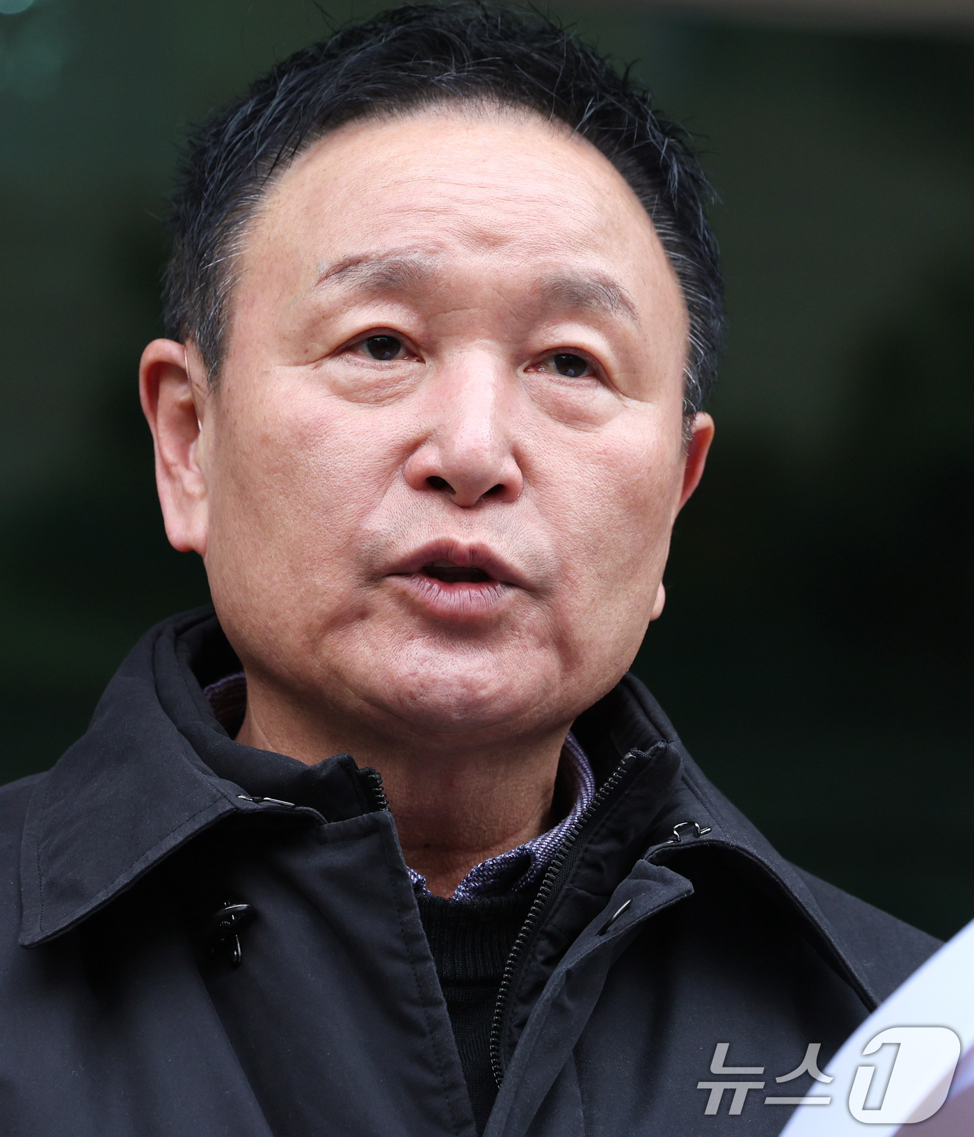 (서울=뉴스1) 장수영 기자 = 대한축구협회장 선거에 출마한 허정무 후보가 22일 오전 서울 종로구 축구회관 앞에서 긴급 기자회견을 하고 있다.허 후보는 정몽규 회장 4선 도전 승 …