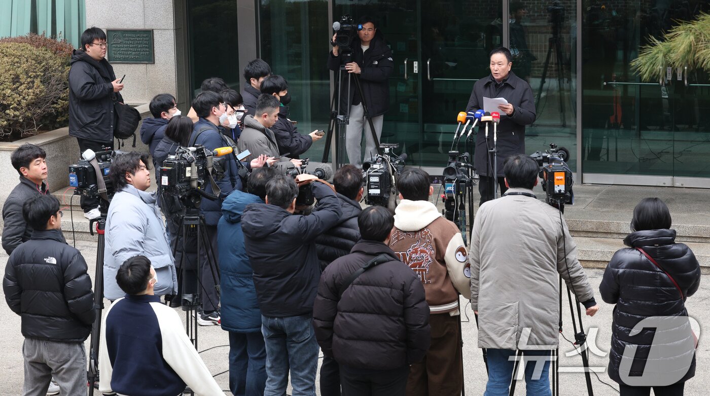 본문 이미지 - 대한축구협회장 선거에 출마한 허정무 후보가 22일 오전 서울 종로구 축구회관 앞에서 긴급 기자회견을 하고 있다. 허 후보는 정몽규 회장 4선 도전 승인한 스포츠공정위에 재심사 요구했다. 2025.1.22/뉴스1 ⓒ News1 장수영 기자