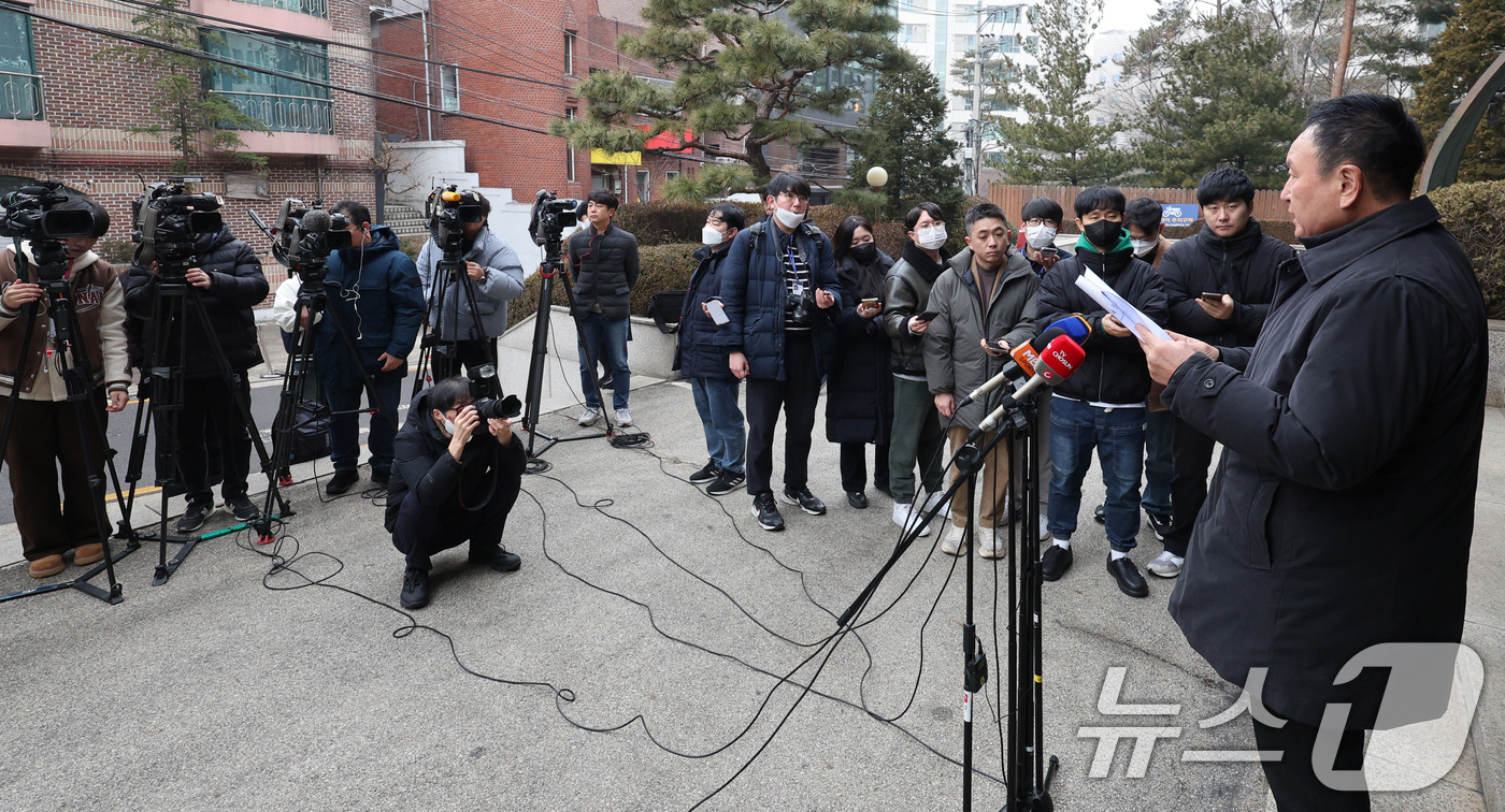 (서울=뉴스1) 장수영 기자 = 대한축구협회장 선거에 출마한 허정무 후보가 22일 오전 서울 종로구 축구회관 앞에서 긴급 기자회견을 하고 있다.허 후보는 정몽규 회장 4선 도전 승 …