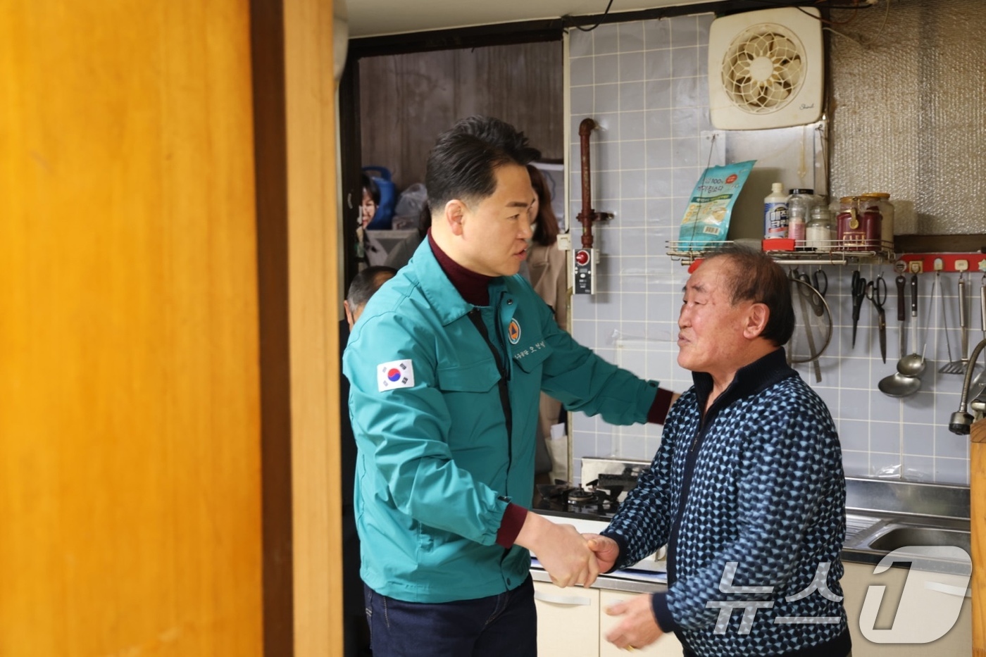 (서울=뉴스1) = 오언석 도봉구청장이 설 명절을 앞둔 22일 관내 독거 어르신 댁을 찾아 안부를 묻고 있다. (도봉구청 제공) 2025.1.22/뉴스1