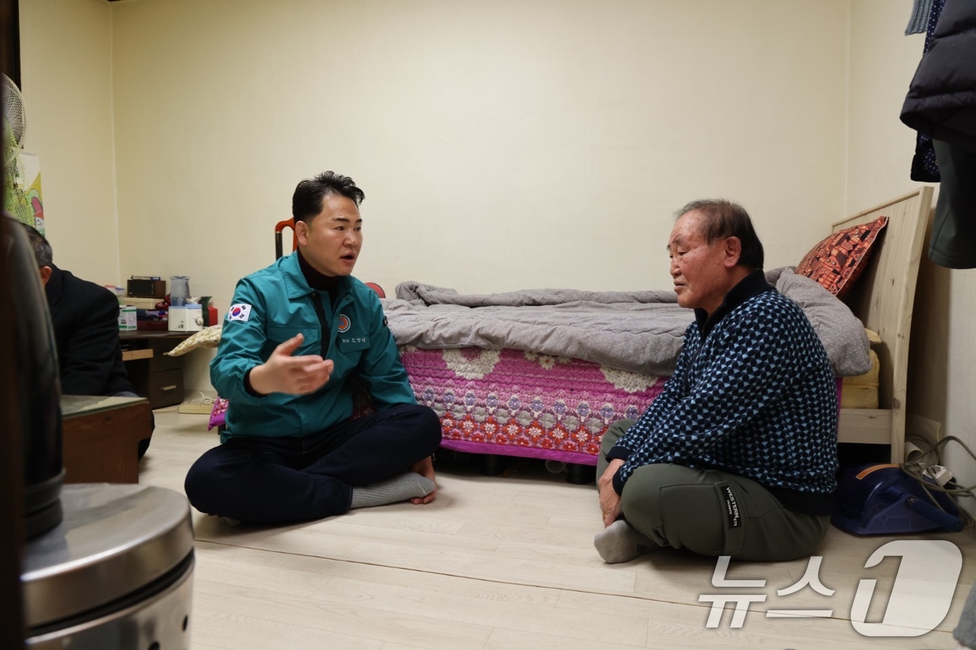 (서울=뉴스1) = 오언석 도봉구청장이 설 명절을 앞둔 22일 관내 독거 어르신 댁을 찾아 안부를 묻고 있다. (도봉구청 제공) 2025.1.22/뉴스1