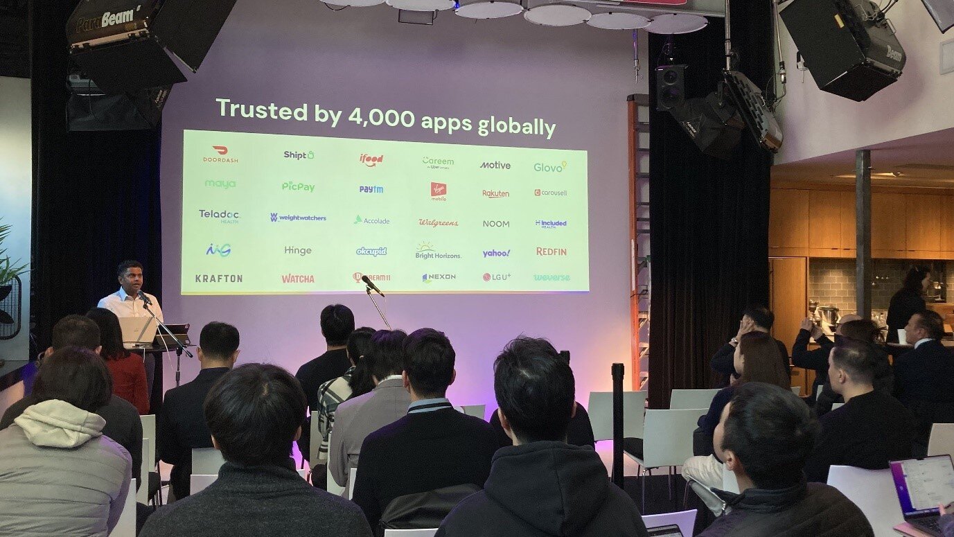 본문 이미지 - Cerebral AI MeetUp 행사에서 AI 유니콘 기업 샌드버드의 제품총괄인&#40;Head of Product&#41; 샤일레시날라와디&#40;Shailesh Nalawadi&#41;가 기조 연설을 하고 있다 / 사진=에스와이피 제공