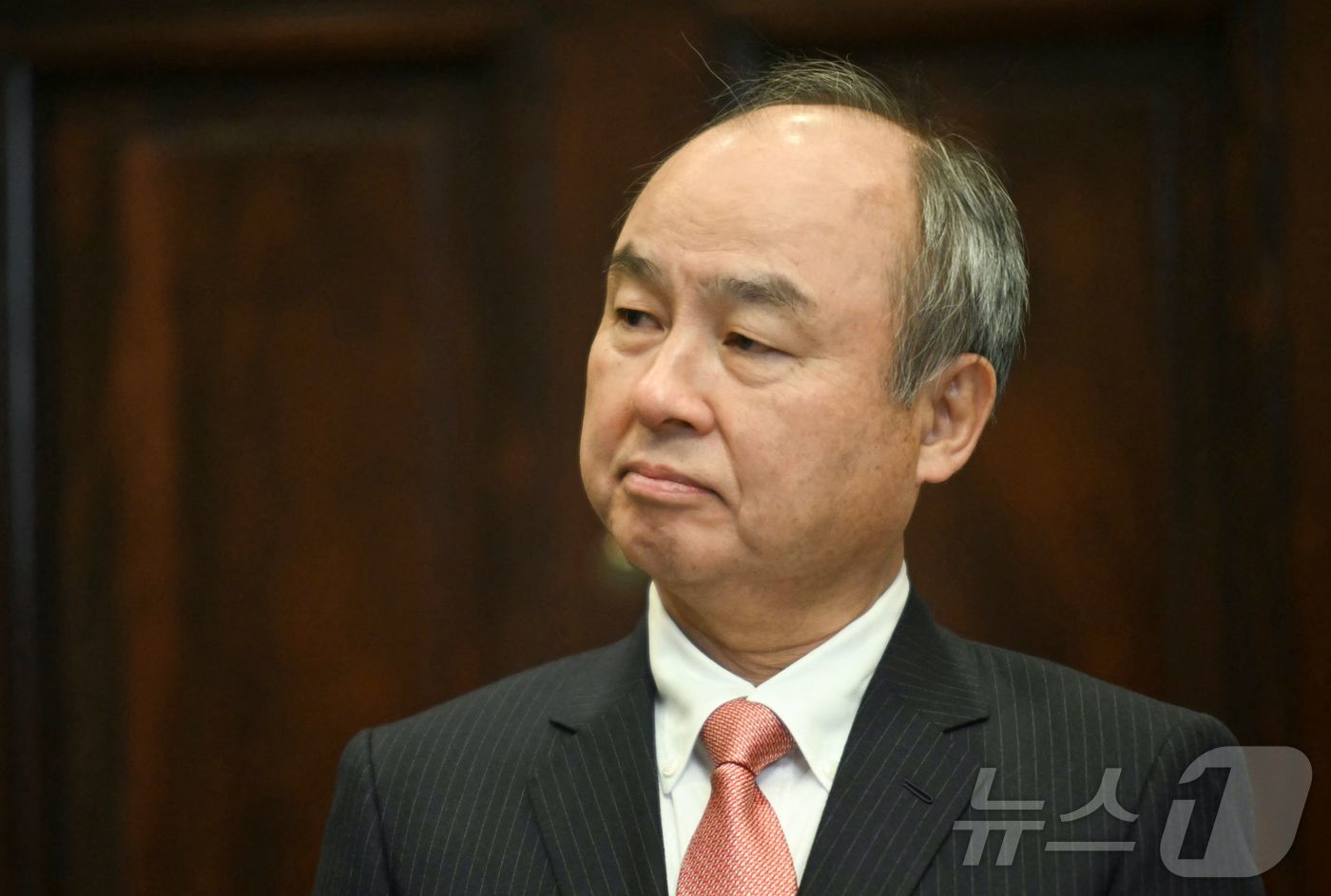 (워싱턴 AFP=뉴스1) 우동명 기자 = 손정의 소프트뱅크 회장이 21일(현지시간) 워싱턴 백악관에서 열린 도널드 트럼프 미국 대통령의 기자회견을 듣고 있다. 2025.01.22ⓒ …