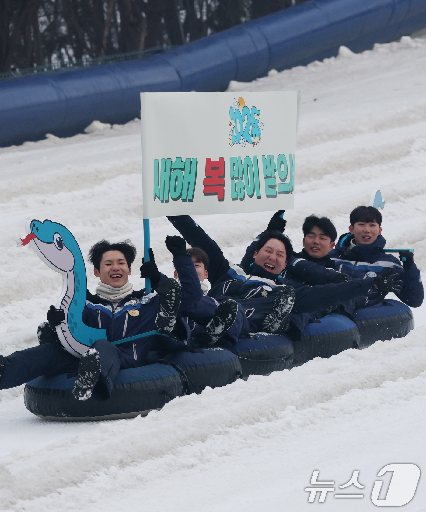 (용인=뉴스1) 김영운 기자 = 설 명절을 앞둔 22일 오전 경기 용인시 처인구 에버랜드 눈썰매장 스노우 버스터에서 직원들이 을사년(乙巳年) 푸른 뱀의 해를 맞아 푸른 뱀 모양 눈 …