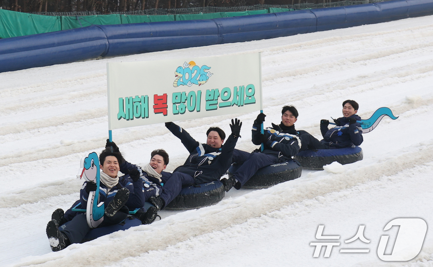 (용인=뉴스1) 김영운 기자 = 설 명절을 앞둔 22일 오전 경기 용인시 처인구 에버랜드 눈썰매장 스노우 버스터에서 직원들이 을사년(乙巳年) 푸른 뱀의 해를 맞아 푸른 뱀 모양 눈 …