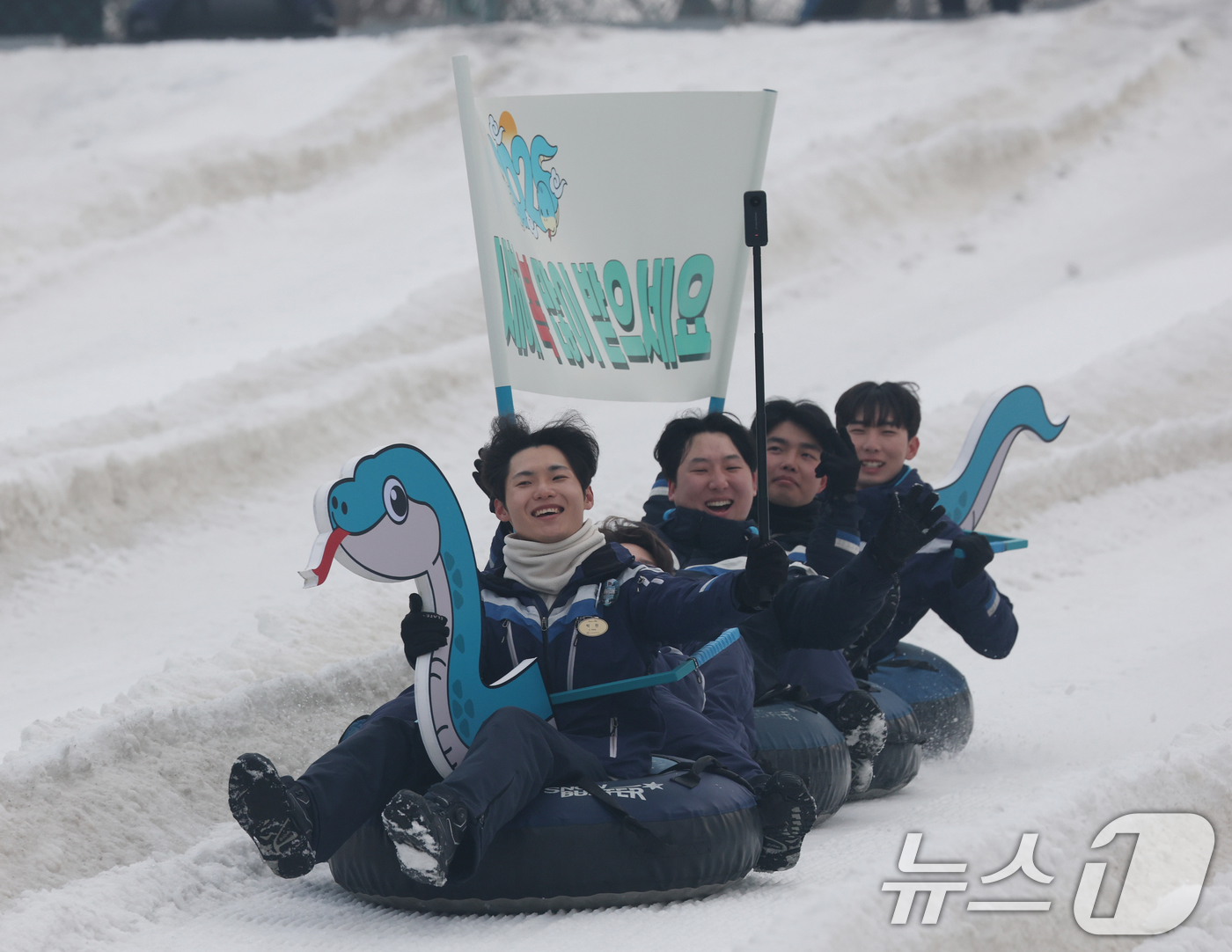 (용인=뉴스1) 김영운 기자 = 설 명절을 앞둔 22일 오전 경기 용인시 처인구 에버랜드 눈썰매장 스노우 버스터에서 직원들이 을사년(乙巳年) 푸른 뱀의 해를 맞아 푸른 뱀 모양 눈 …