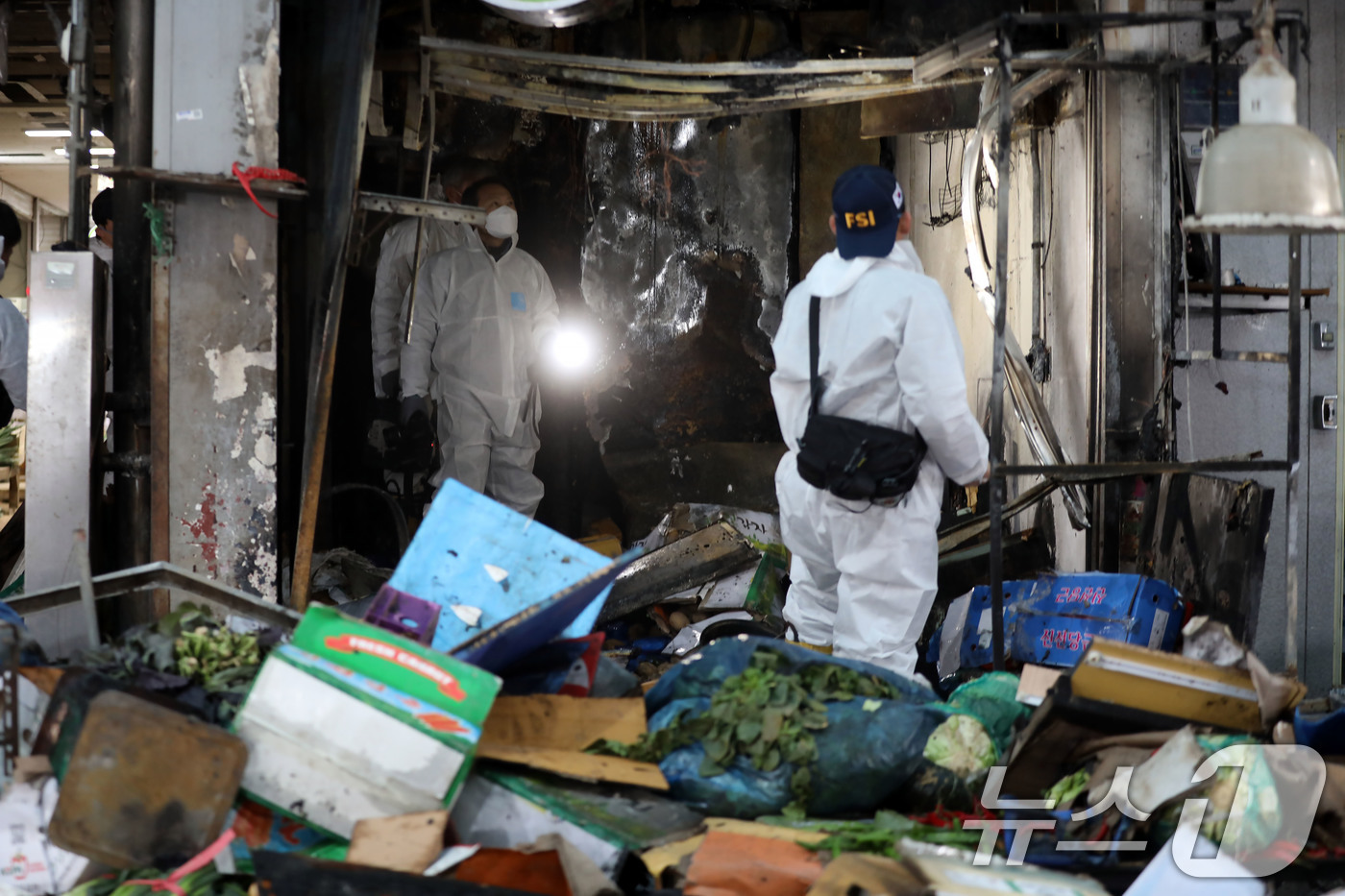 (광주=뉴스1) 박지현 기자 = 22일 오전 불이 난 광주 서구 양동시장 내 채소상회에서 화재 감식 요원들이 내부를 살펴보고 있다.  2025.1.22/뉴스1