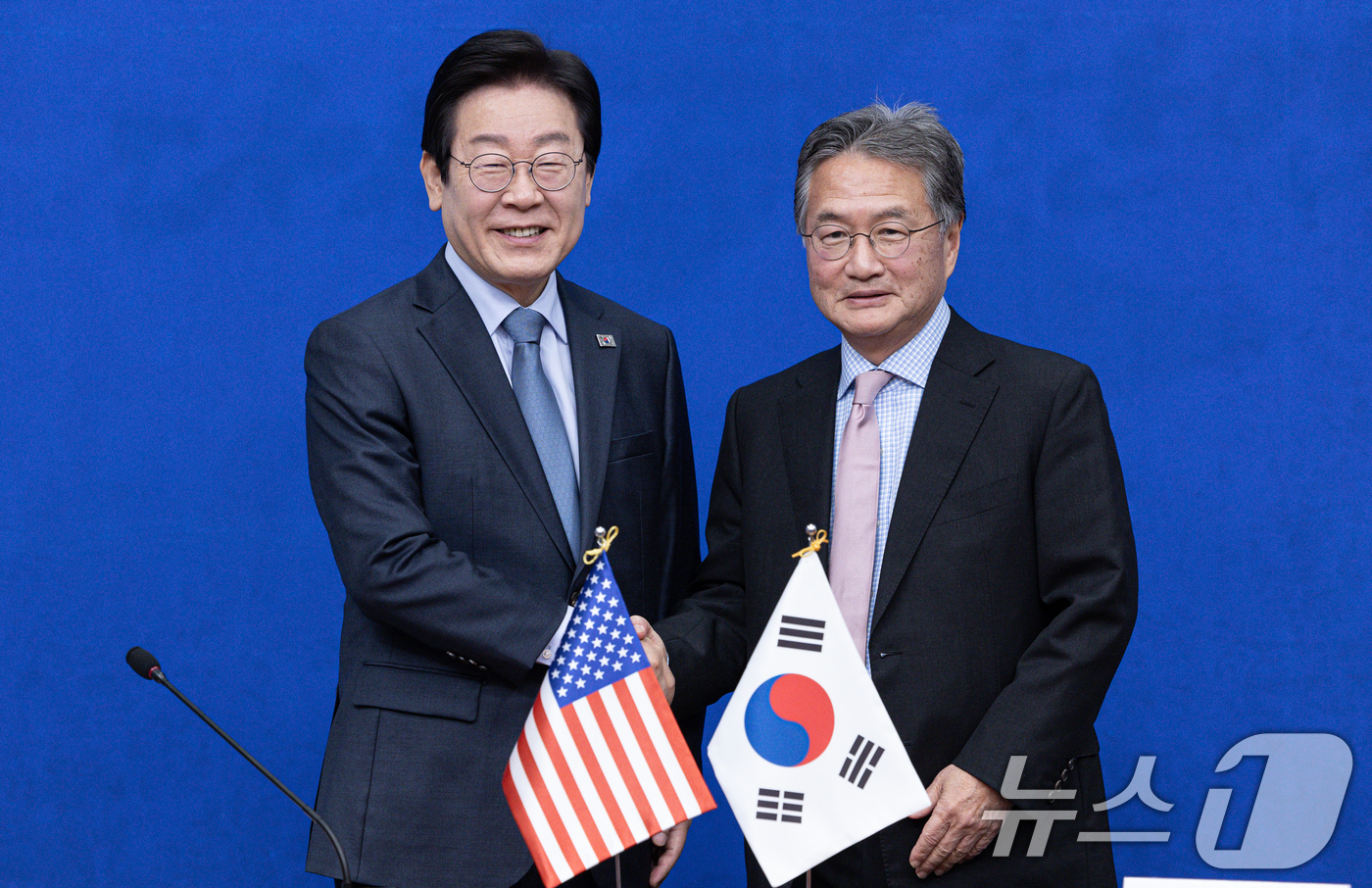 (서울=뉴스1) 이재명 기자 = 이재명 더불어민주당 대표가 22일 오전 서울 여의도 국회에서 조셉 윤 주한미국대사대리를 접견하고 있다. 2025.1.22/뉴스1