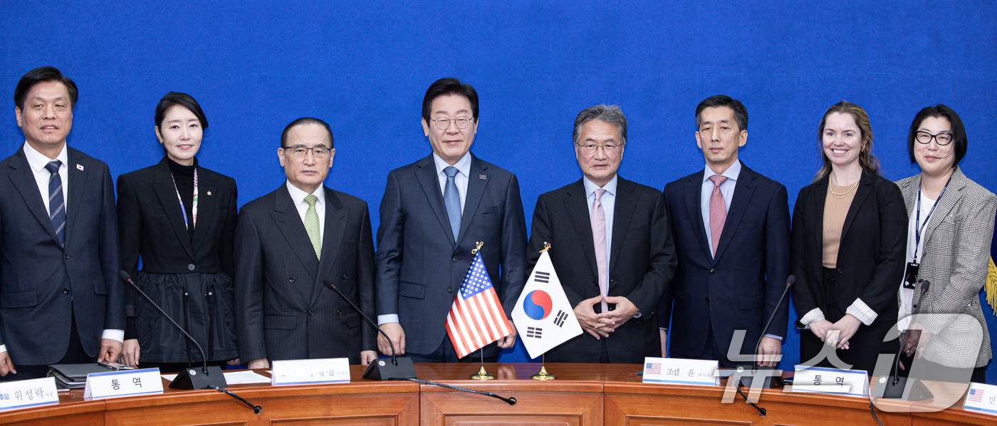 (서울=뉴스1) 이재명 기자 = 이재명 더불어민주당 대표가 22일 오전 서울 여의도 국회에서 조셉 윤 주한미국대사대리를 접견하고 있다. 2025.1.22/뉴스1