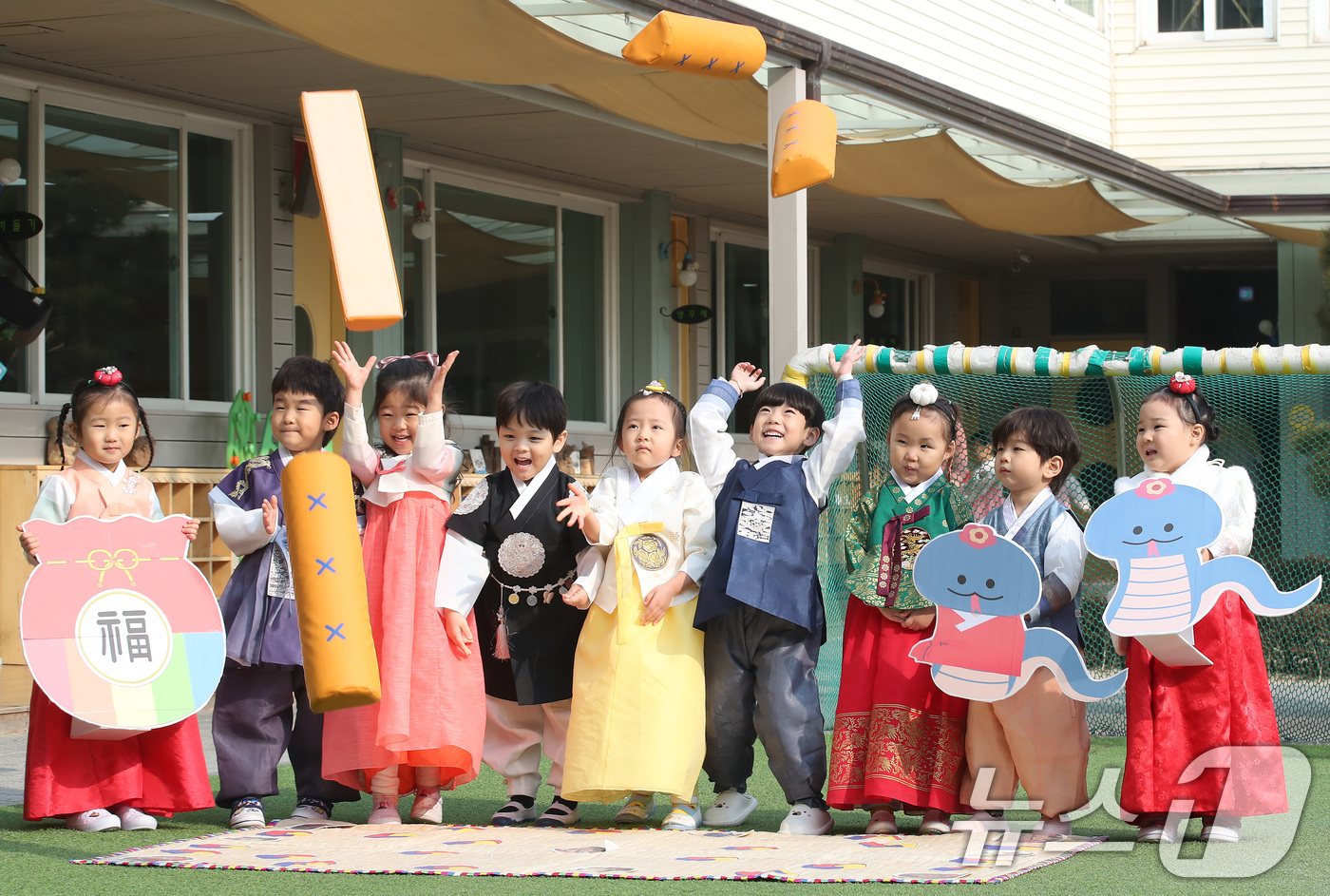 (대구=뉴스1) 공정식 기자 = 22일 오전 대구 북구 대원유치원에서 설 명절을 앞두고 한복을 곱게 차려입은 어린이들이 윷놀이를 하고 있다. 2025.1.22/뉴스1