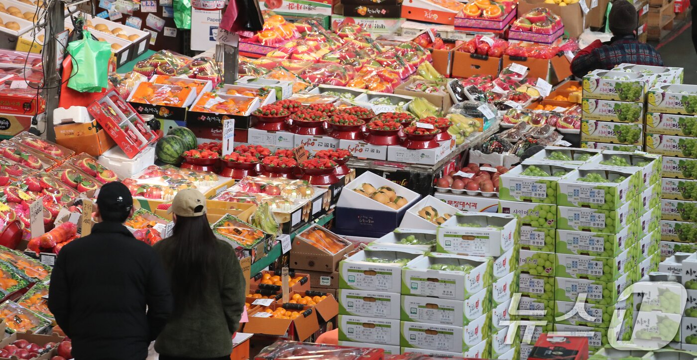본문 이미지 - 시민들이 대전 유성구 노은농수산물시장 청과시장에서 장을 보고 있다. /뉴스1 ⓒ News1 김기태 기자