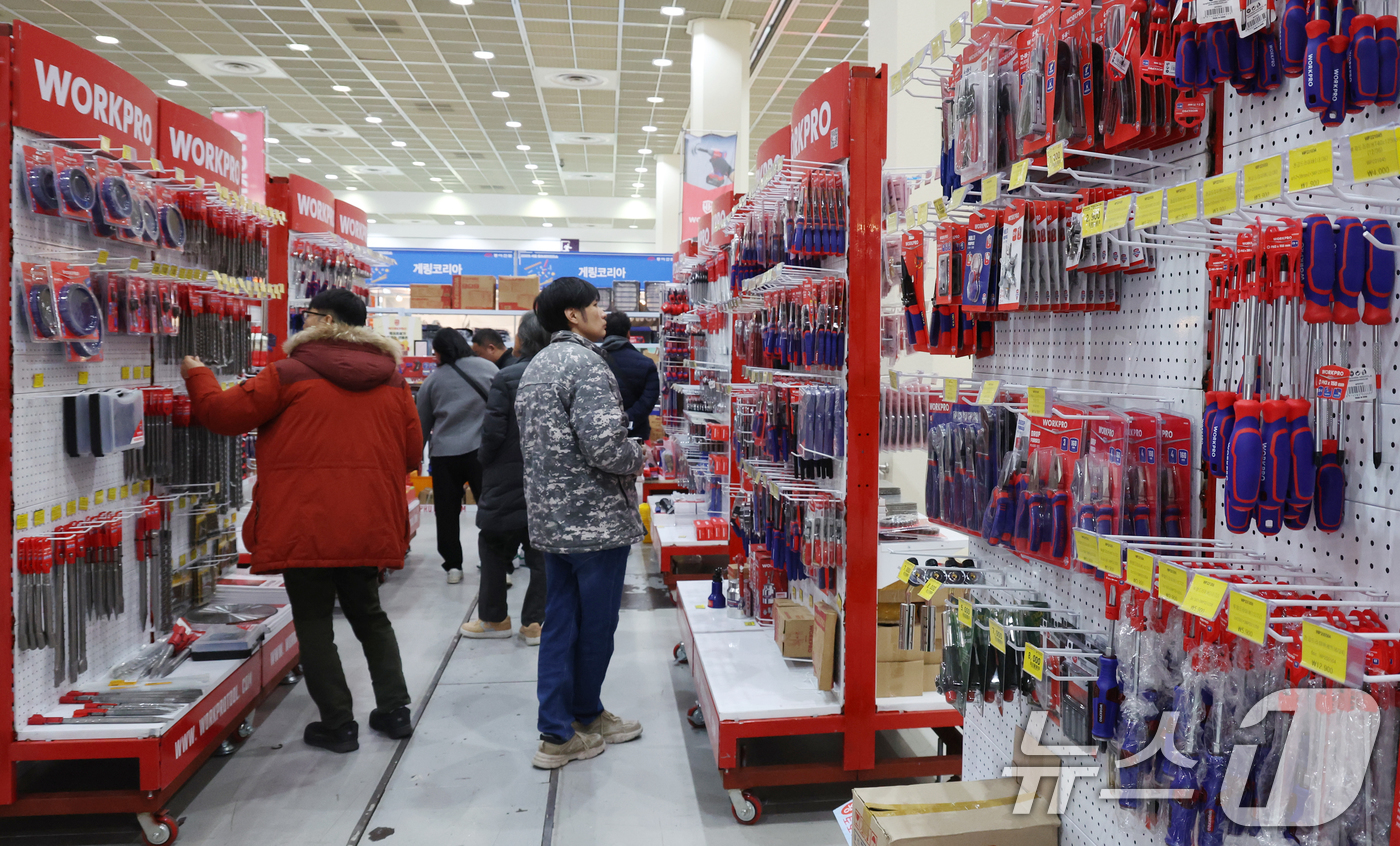 (서울=뉴스1) 김명섭 기자 = 22일 서울 강남구 코엑스에서 열린 2025 하우징브랜드페어 툴&세이프티쇼에서 관람객들이 전시 부스를 둘러보고 있다.이번 박람회는 건축자재전, 인테 …