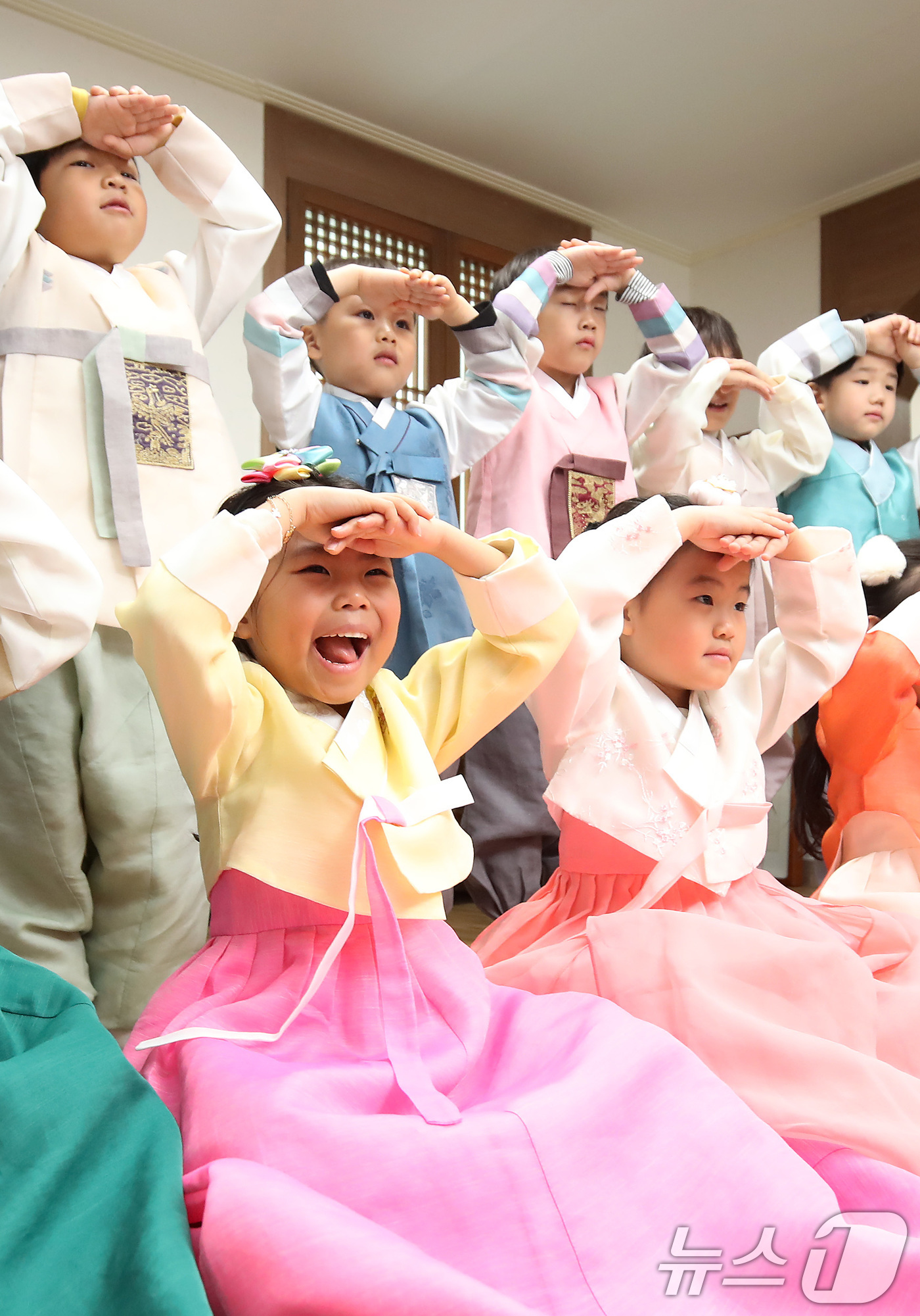 (대구=뉴스1) 공정식 기자 = 22일 오전 대구 북구 대원유치원에서 설 명절을 앞두고 한복을 곱게 차려입은 어린이들이 세배하는 법을 배우고 있다. 2025.1.22/뉴스1