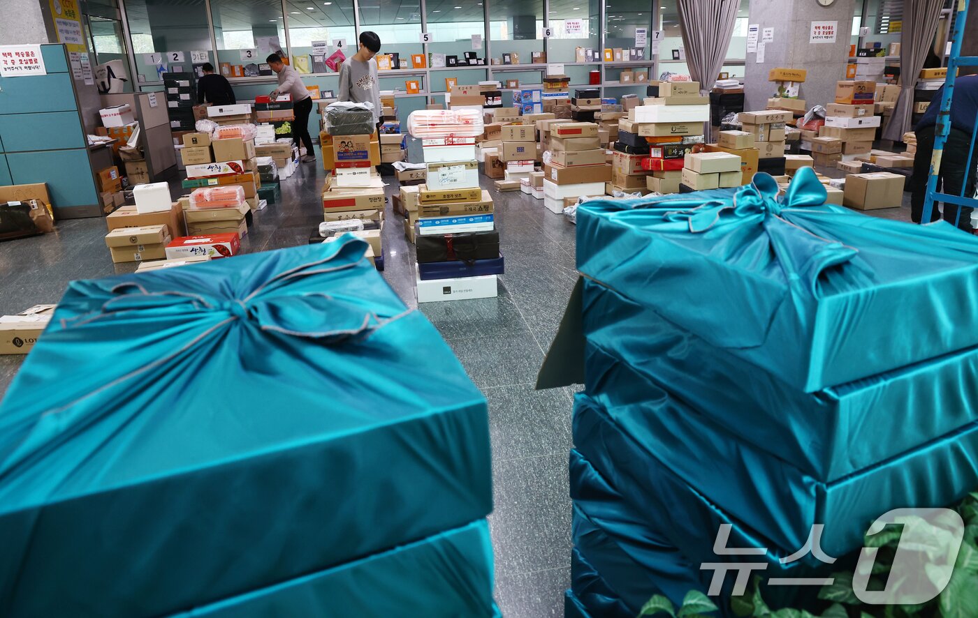 본문 이미지 - 설 연휴를 앞둔 22일 서울 여의도 국회 의원회관 복도에 설 선물세트 택배 상자들이 쌓여있다. 2025.1.22/뉴스1 ⓒ News1 김민지 기자