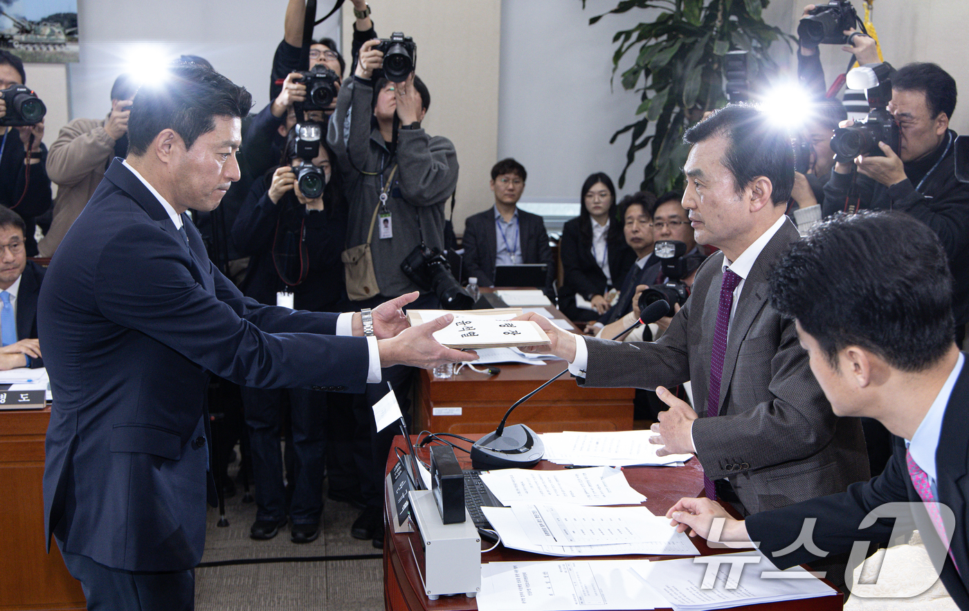 (서울=뉴스1) 이재명 기자 = 22일 오전 서울 여의도 국회에서 열린 윤석열 정부의 비상계엄 선포를 통한 내란 혐의 진상규명 국정조사 1차 청문회에서 안규백 위원장이 윤석열 대통 …