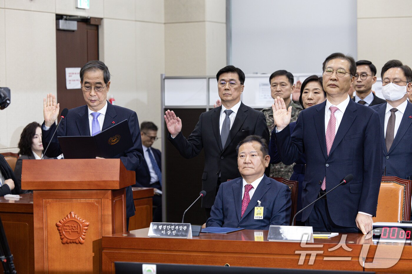 본문 이미지 - 한덕수 국무총리가 22일 오전 서울 여의도 국회에서 열린 윤석열 정부의 비상계엄 선포를 통한 내란 혐의 진상규명 국정조사 1차 청문회에 출석해 증인 선서를 하고 있다. 이상민 전 행안부 장관은 선서를 거부한채 앉아 있다. 2025.1.22/뉴스1 ⓒ News1 이재명 기자