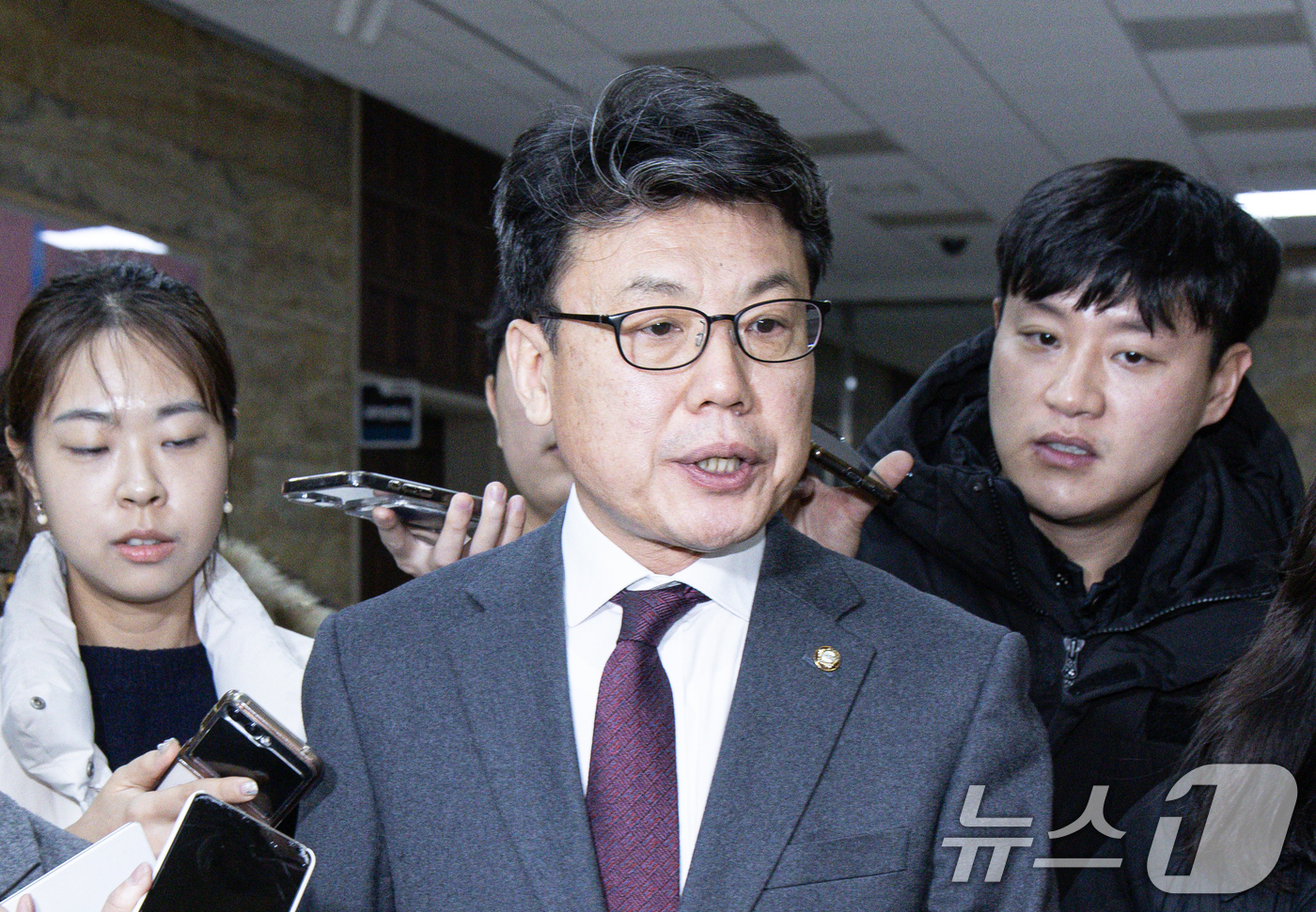 질문 받는 진성준 정책위의장 - 뉴스1