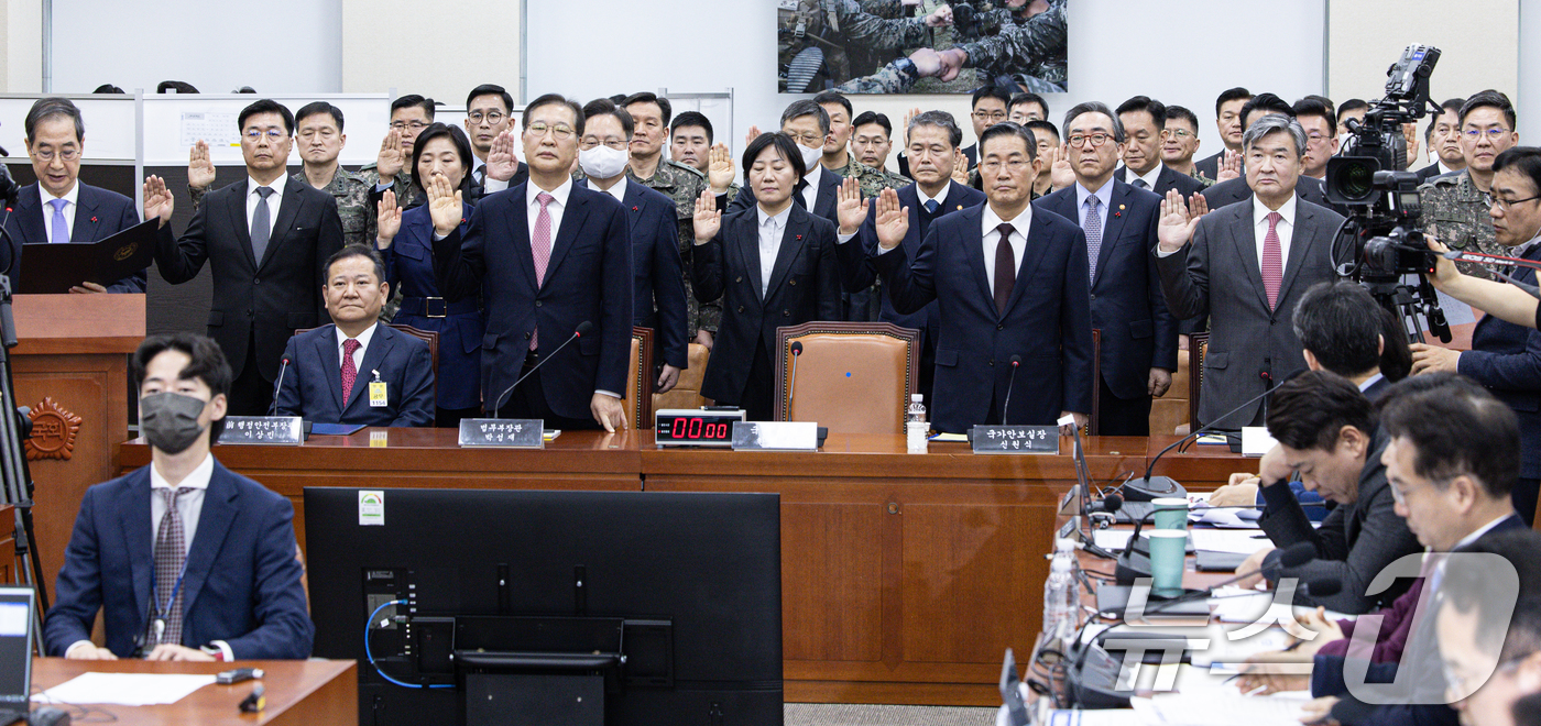 (서울=뉴스1) 이재명 기자 = 한덕수 국무총리가 22일 오전 서울 여의도 국회에서 열린 윤석열 정부의 비상계엄 선포를 통한 내란 혐의 진상규명 국정조사 1차 청문회에 출석해 증인 …