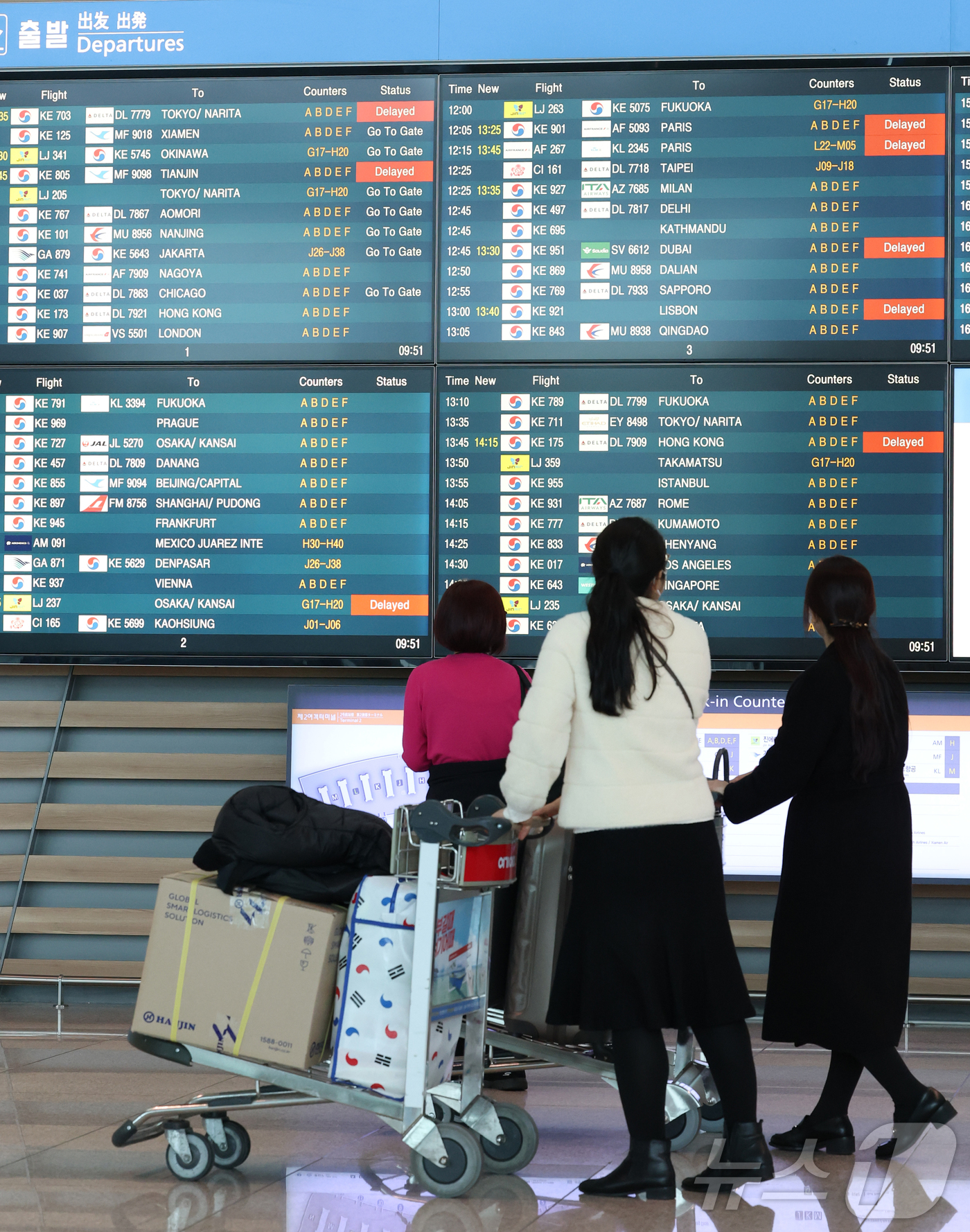 (인천공항=뉴스1) 권현진 기자 = ·전국의 미세먼지 농도가 '나쁨' 수준을 보인 22일 인천국제공항 출국장 전광판에 일부 항공편이 지연되고 있다고 표시되고 있다. 2025.1.2 …