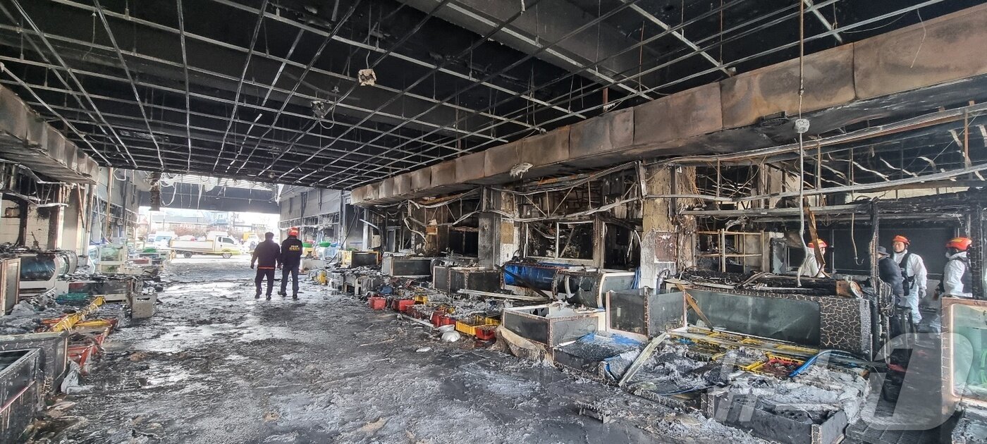 본문 이미지 - 21일 밤 11시 14분께 발생한 화재로 탄 전북 부안군 변산면 격포항수산시장&#40;전북자치도소방본부 제공&#41; 2025.1.22/뉴스1 ⓒ News1 장수인 기자