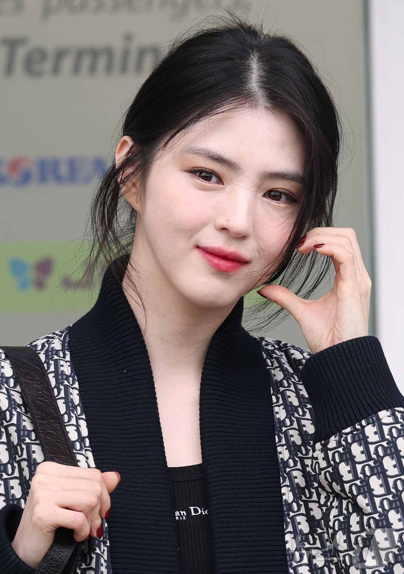 (인천공항=뉴스1) 권현진 기자 = 배우 한소희가 해외 일정을 위해 22일 인천국제공항에 도착해 프랑스 파리로 출국하기 전 인사를 하고 있다. 2025.1.22/뉴스1