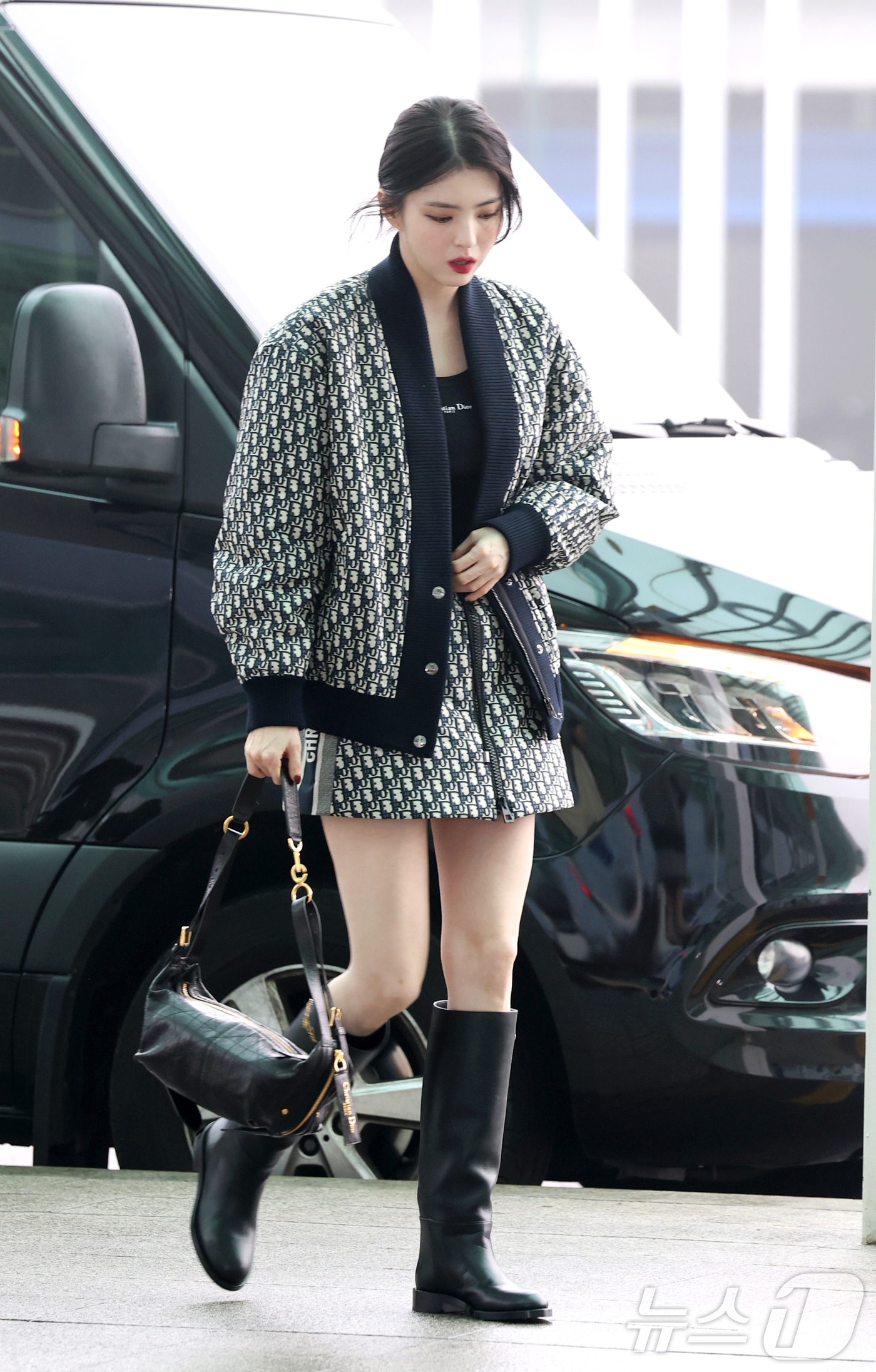 (인천공항=뉴스1) 권현진 기자 = 배우 한소희가 해외 일정을 위해 22일 인천국제공항에 도착해 프랑스 파리로 출국하고 있다. 2025.1.22/뉴스1