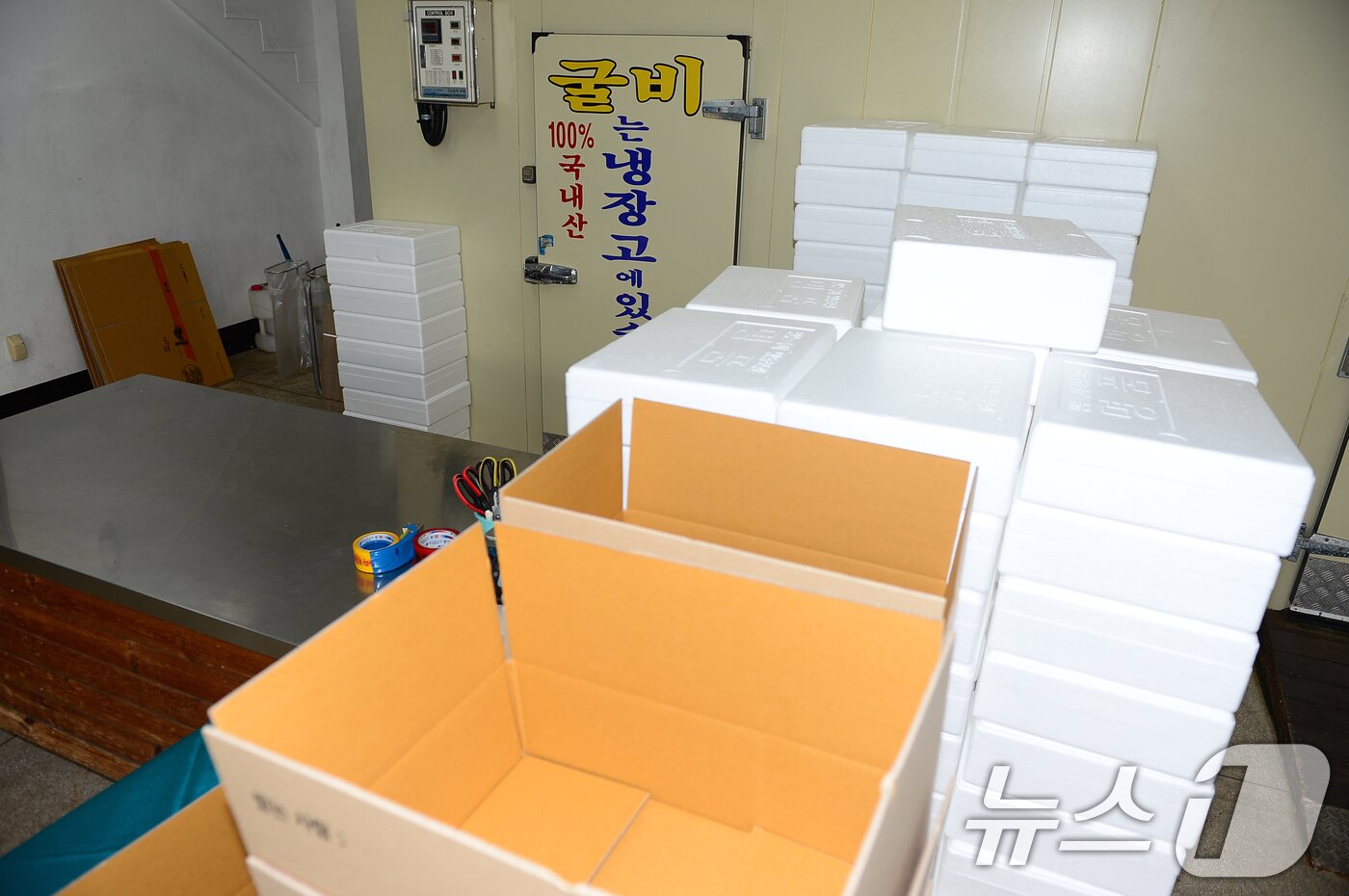 본문 이미지 - 설 명절 연휴를 사흘 앞둔 22일 전남 영광군 법성면 법성포 굴비거리의 한 가게가 주문량이 줄어 한가한 모습을 보이고 있다. 2025.1.22/뉴스1 ⓒ News1 이승현 기자