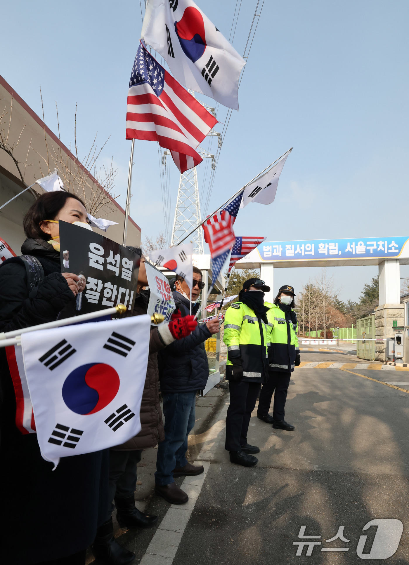 (의왕=뉴스1) 박세연 기자 = 22일 윤석열 대통령이 수감 중인 경기도 의왕시 서울구치소 앞에서 윤 대통령 지지자들이 석방 촉구와 탄핵반대 구호를 외치고 있다. 2025.1.22 …