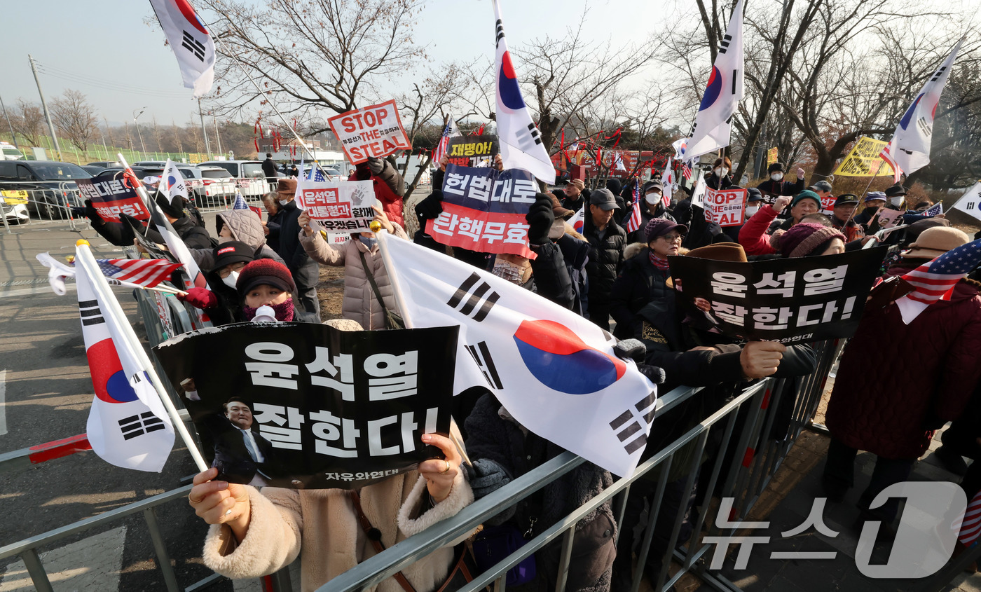(의왕=뉴스1) 박세연 기자 = 22일 윤석열 대통령이 수감 중인 경기도 의왕시 서울구치소 앞에서 윤 대통령 지지자들이 석방 촉구와 탄핵반대 구호를 외치고 있다. 2025.1.22 …