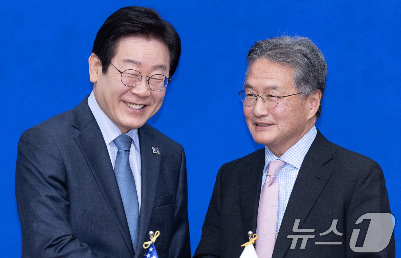 (서울=뉴스1) 이재명 기자 = 이재명 더불어민주당 대표가 22일 오전 서울 여의도 국회에서 조셉 윤 주한미국대사대리를 접견하고 있다. 2025.1.22/뉴스1