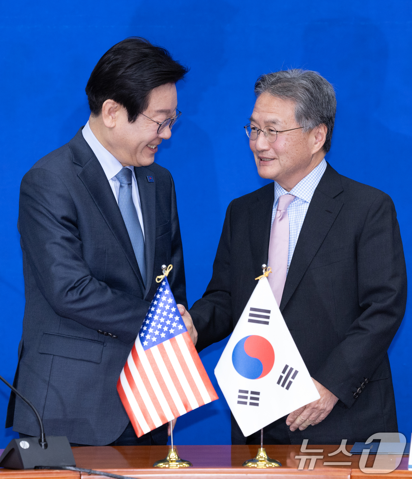 (서울=뉴스1) 이재명 기자 = 이재명 더불어민주당 대표가 22일 오전 서울 여의도 국회에서 조셉 윤 주한미국대사대리를 접견하고 있다. 2025.1.22/뉴스1
