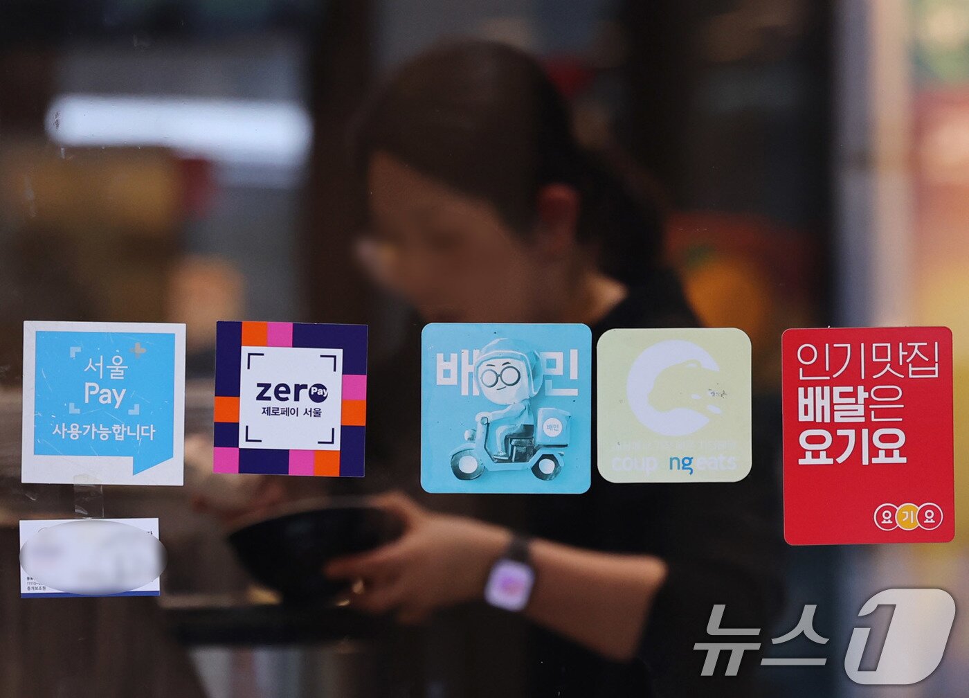 본문 이미지 - 서울의 한 음식점에 배달앱 스티커가 붙어 있다.  2025.1.22/뉴스1 ⓒ News1 박지혜 기자