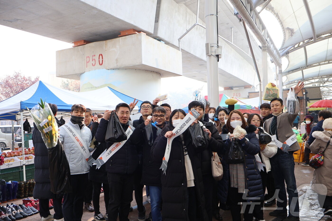 본문 이미지 - 설맞이 전통시장 장보기 행사.&#40;한국기후변화연구원 제공&#41;/뉴스1