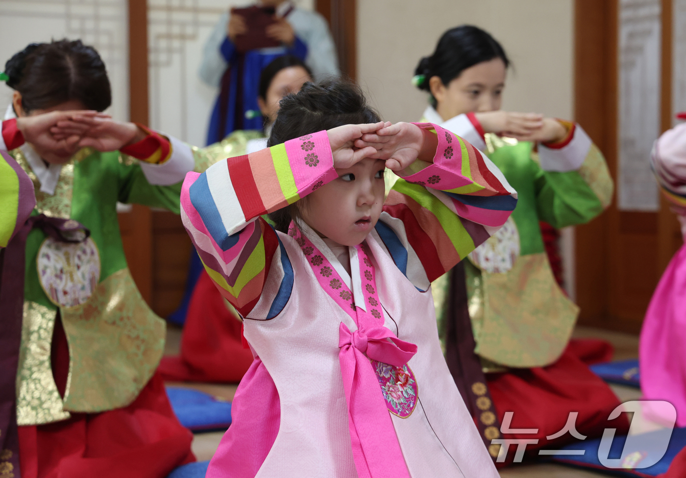 (용인=뉴스1) 김영운 기자 = 설 명절을 앞둔 22일 경기 용인시 처인구 용인시예절교육관에서 열린 '새해 맞이 설 명절 특강 및 체험'에서 다문화가정 참가자들이 세배를 배우고 있 …