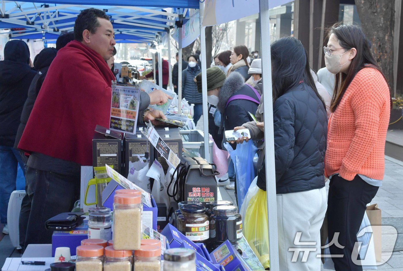 (서울=뉴스1) = 설 명절을 앞둔 22일 오전 서울 송파구 송파구청 앞에서 열린 농수산물 직거래장터에서 시민들이 물품을 구매하고 있다.오는 23일까지 송파구청 앞에서 진행되는 직 …