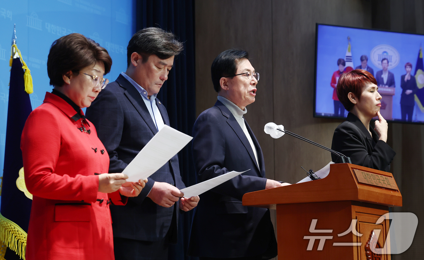 (서울=뉴스1) 김민지 기자 = 행정안전위원회 소속 국민의힘 의원들이 22일 서울 여의도 국회 소통관에서 더불어민주당 여론조사 검증 규탄 기자회견을 하고 있다.왼쪽부터 이달희, 정 …