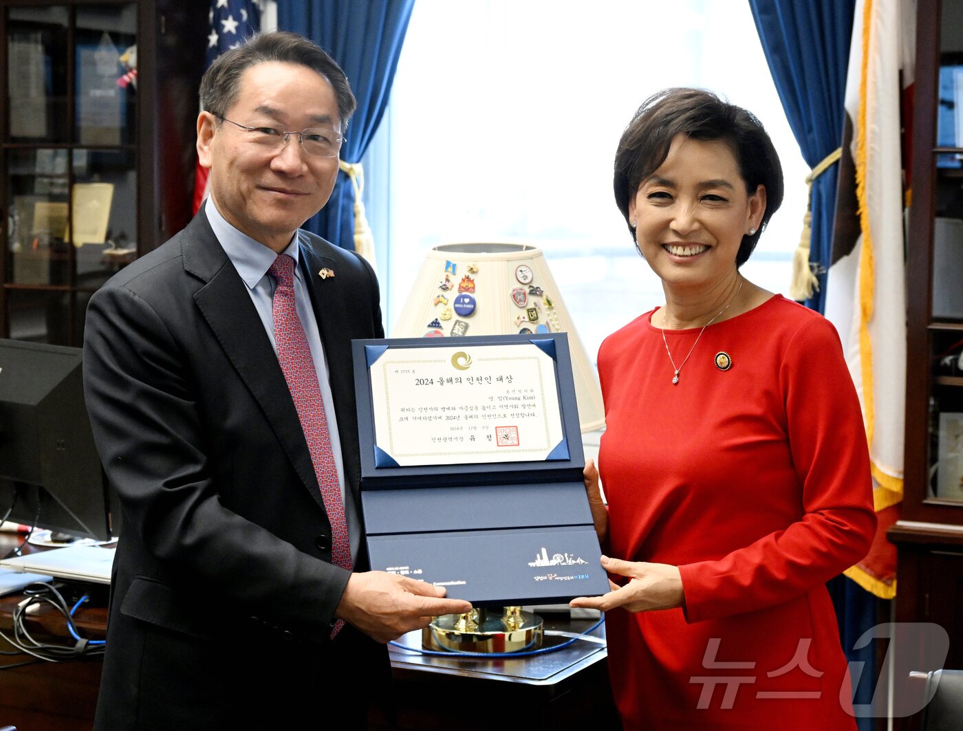 본문 이미지 - 유정복 인천광역시장이 21일&#40;현지시간&#41; 미국 워싱턴DC에서 영 김 미국 하원의원에게 2024 올해의 인천인 대상을 수여하고 있다.&#40;인천시 제공&#41; / 뉴스1