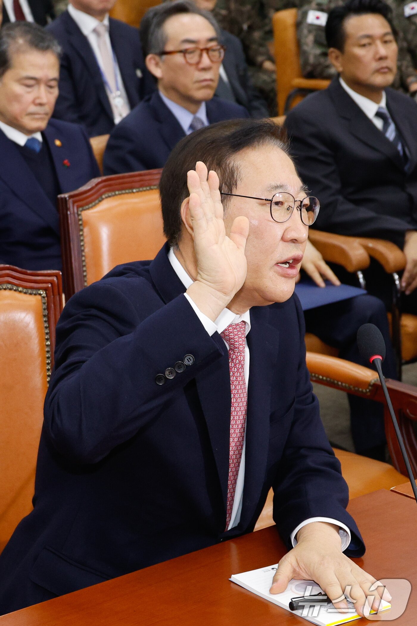 본문 이미지 - 박성재 법무부 장관이 22일 오전 서울 여의도 국회에서 열린 윤석열 정부의 비상계엄 선포를 통한 내란 혐의 진상규명 국정조사 1차 청문회에 출석해 안규백 위원장을 향해 선서 거부권에 대한 고지를 요구하고 있다. 2025.1.22/뉴스1 ⓒ News1 안은나 기자