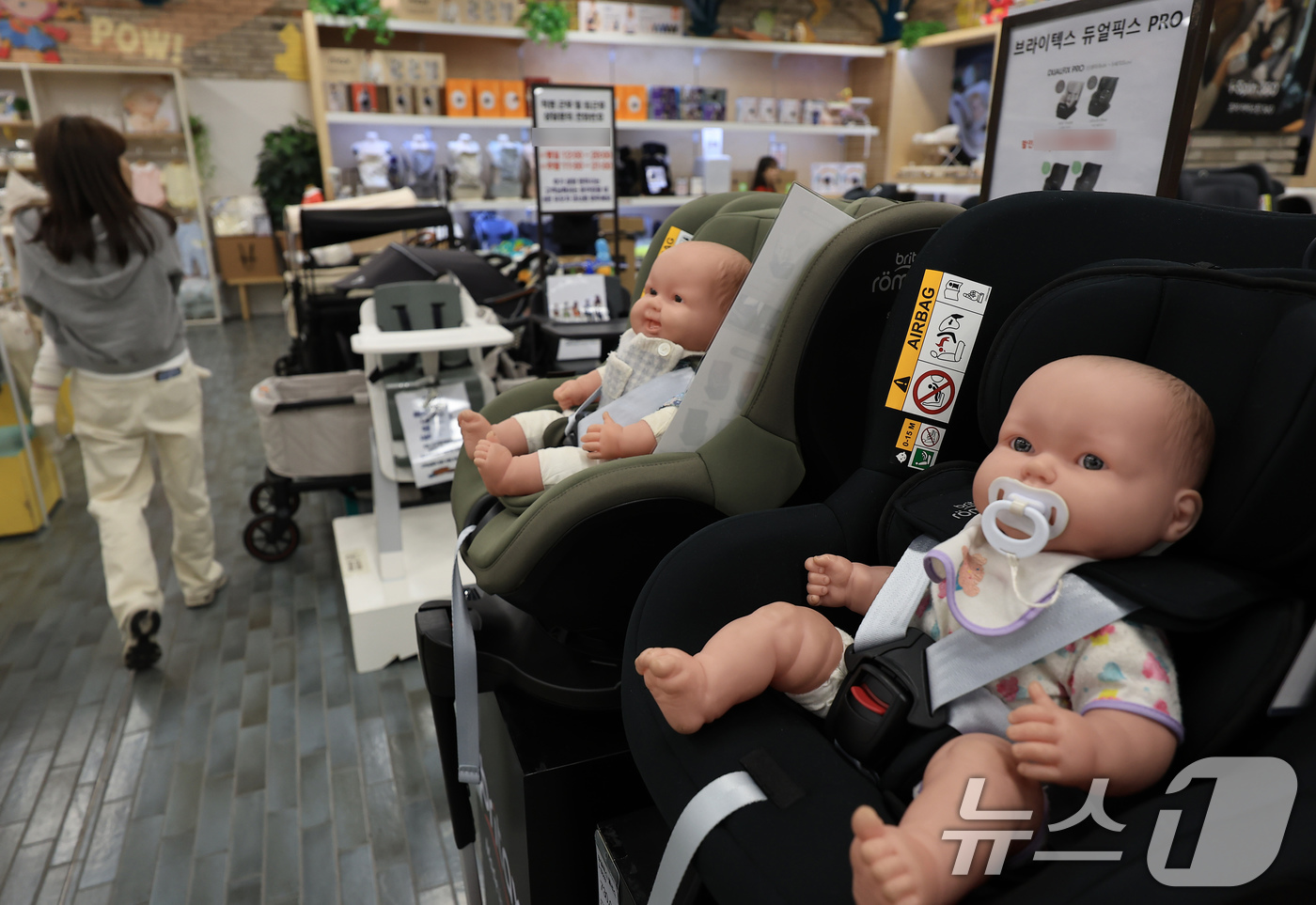 (고양=뉴스1) 박정호 기자 = 22일 오후 경기도 고양시 스타필드 토이킹덤 내 유아용품점을 찾은 시민들이 유아용품을 살펴보고 있다.지난해 11월 2만 95명의 아이가 태어나면서 …
