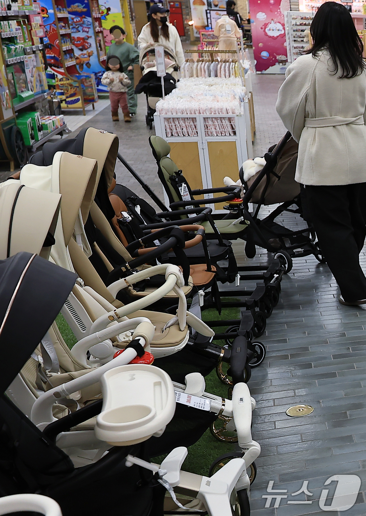 (고양=뉴스1) 박정호 기자 = 22일 오후 경기도 고양시 스타필드 토이킹덤 내 유아용품점을 찾은 시민들이 유아용품을 살펴보고 있다.지난해 11월 2만 95명의 아이가 태어나면서 …