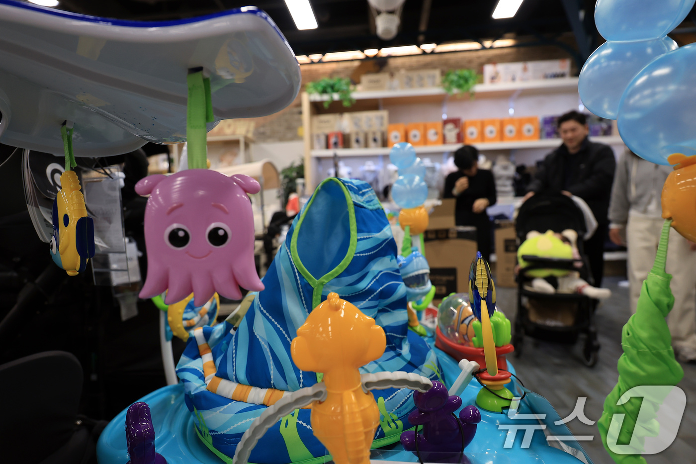 (고양=뉴스1) 박정호 기자 = 22일 오후 경기도 고양시 스타필드 토이킹덤 내 유아용품점을 찾은 시민들이 유아용품을 살펴보고 있다.지난해 11월 2만 95명의 아이가 태어나면서 …