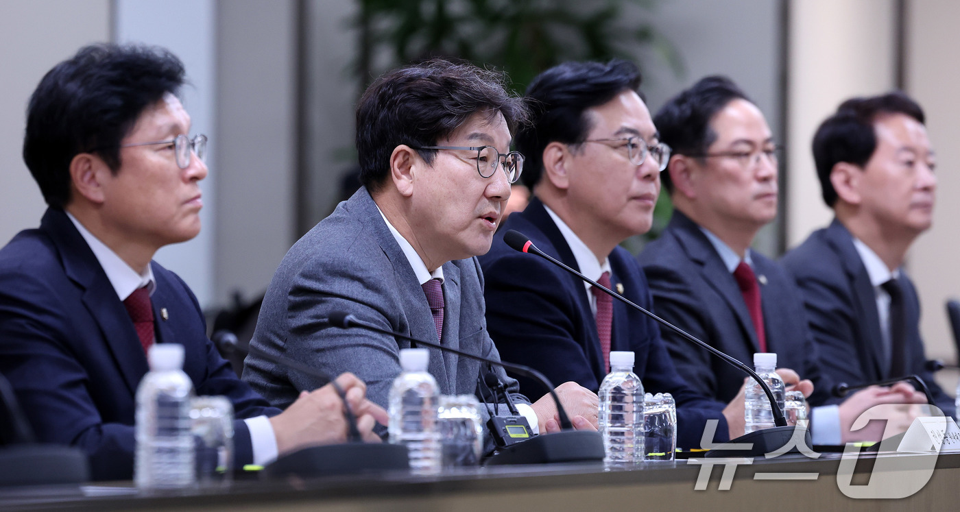 (서울=뉴스1) 박지혜 기자 = 권성동 국민의힘 원내대표가 22일 서울 중구 한국은행에서 이창용 한국은행 총재를 만나 환담을 나누고 있다.권 원내대표는 이 총재를 만나 금리와 환율 …