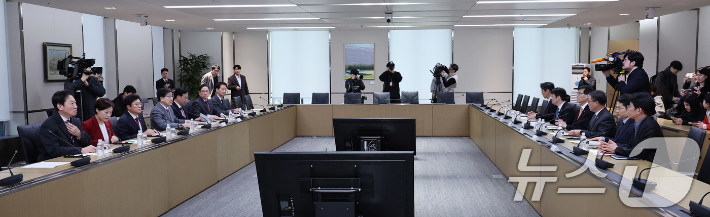 (서울=뉴스1) 박지혜 기자 = 권성동 국민의힘 원내대표와 이창용 한국은행 총재가 22일 서울 중구 한국은행에서 금리와 환율 등 최근 경제 상황 전반에 대한 대화를 나누고 있다. …