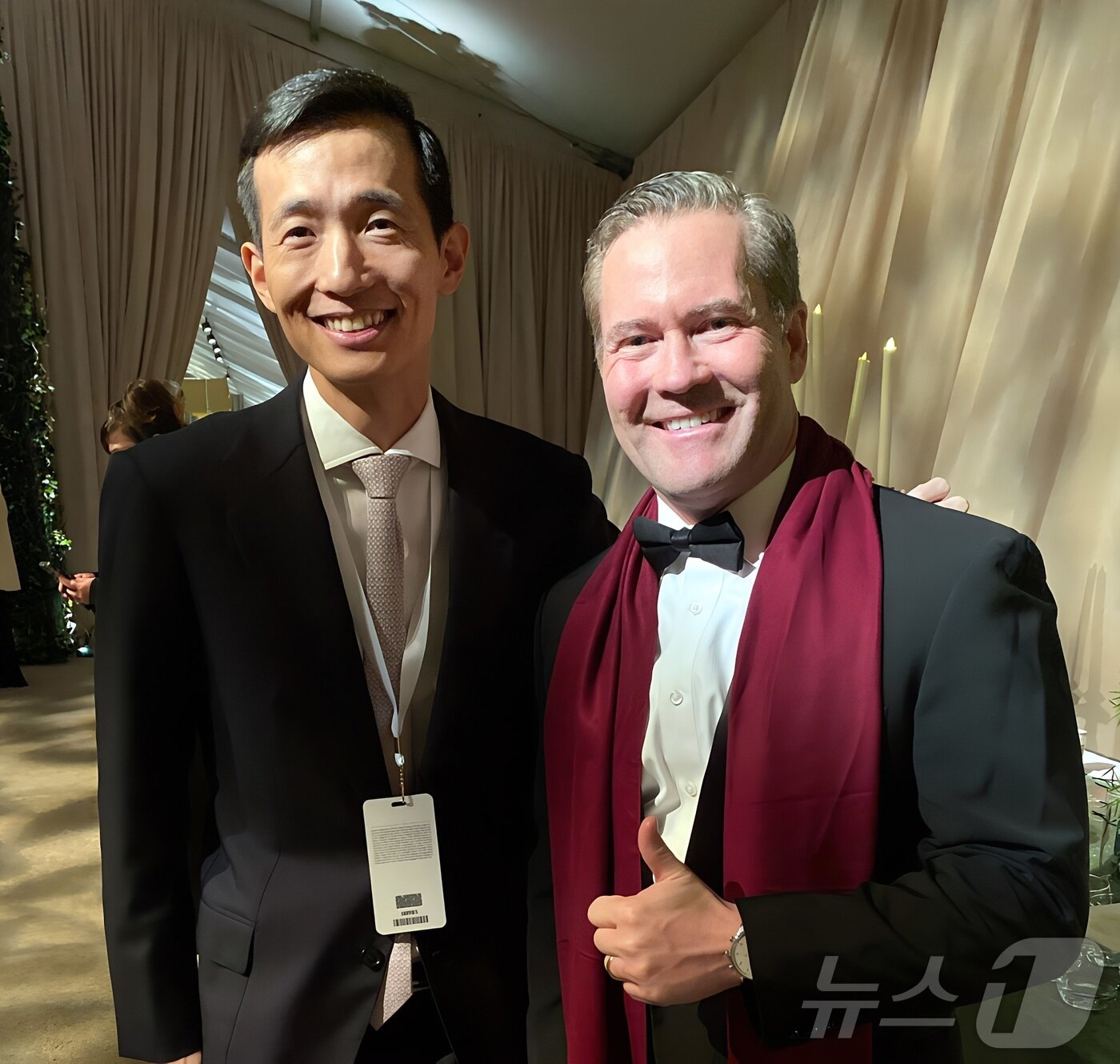 본문 이미지 - 김동관 한화그룹 부회장이 2025년 1월 미국 워싱턴DC에서 열린 도널드 트럼프 미국 대통령 취임식 및 만찬 무도회에 참석해 마이크 왈츠 미국 국가안보보좌관과 이야기를 나눈 뒤 기념사진을 촬영한 모습(한화그룹 제공) 2025.1.22 