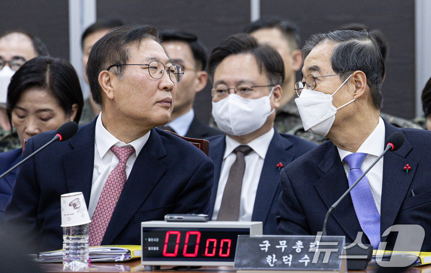 (서울=뉴스1) 이재명 기자 = 한덕수 국무총리(오른쪽)와 박성재 법무부 장관이 22일 오후 서울 여의도 국회에서 열린 윤석열 정부의 비상계엄 선포를 통한 내란 혐의 진상규명 국정 …