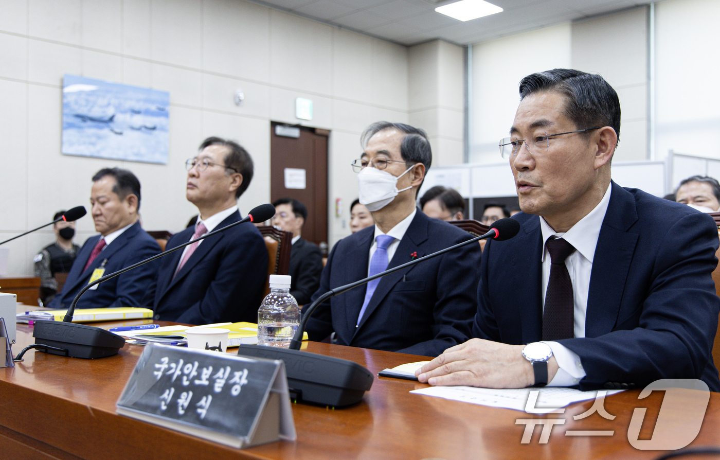 (서울=뉴스1) 이재명 기자 = 신원식 국가안보실장이 22일 오후 서울 여의도 국회에서 열린 윤석열 정부의 비상계엄 선포를 통한 내란 혐의 진상규명 국정조사 1차 청문회에서 의원 …