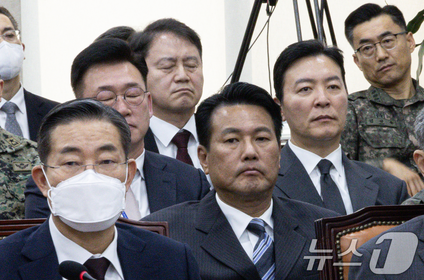 (서울=뉴스1) 이재명 기자 = 신원식 국가안보실장(왼쪽부터)과 김태효 제1차장, 김성훈 대통령경호처 차장이 22일 오후 서울 여의도 국회에서 열린 윤석열 정부의 비상계엄 선포를 …