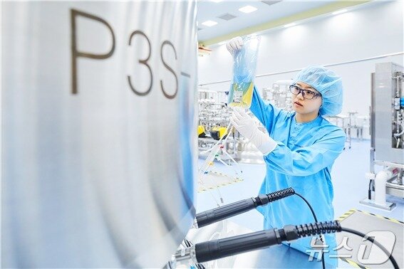본문 이미지 - 삼성바이오로직스 직원이 제3공장에서 작업을 하고 있다.&#40;삼성바이오로직스 제공&#41;/뉴스1
