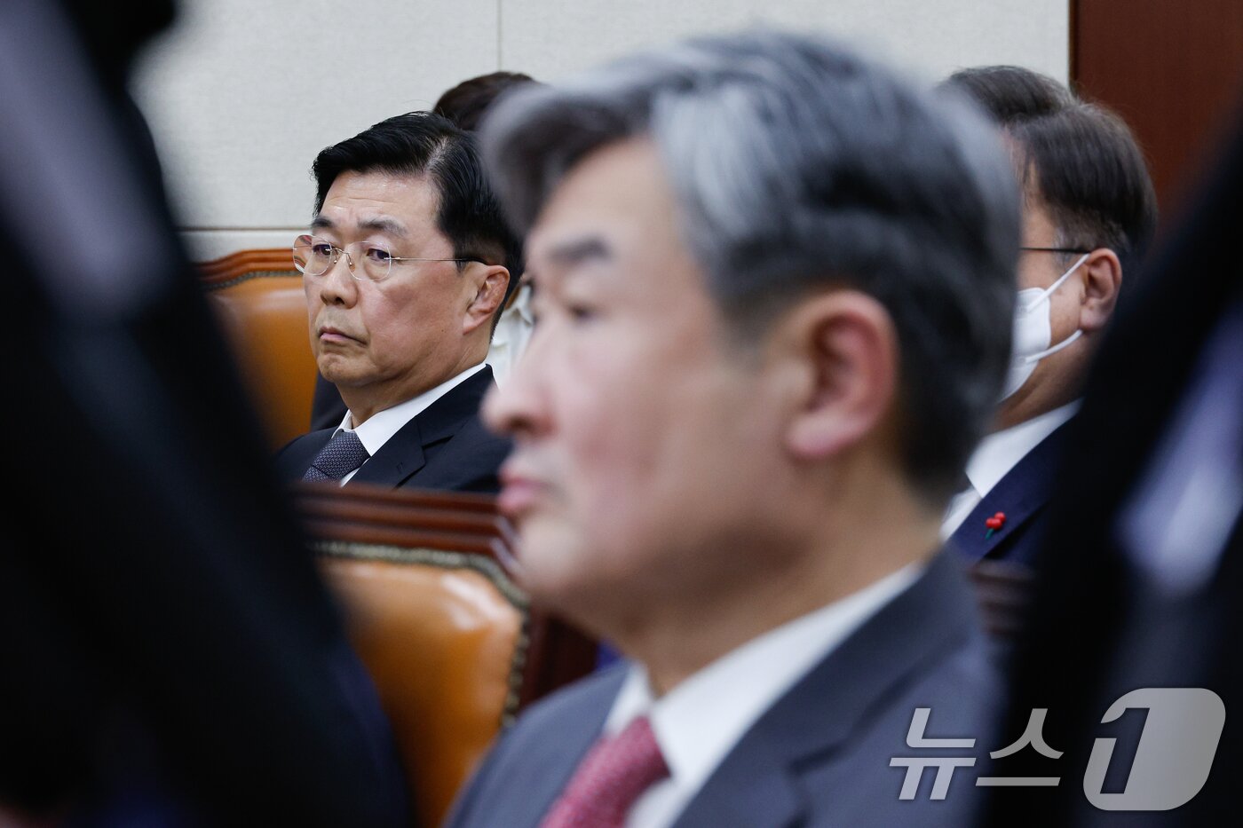 본문 이미지 - 홍장원 전 국가정보원 1차장&#40;왼쪽&#41;과 조태용 국가정보원장이 지난달 22일 서울 여의도 국회에서 열린 윤석열 정부의 비상계엄 선포를 통한 내란 혐의 진상규명 국정조사 1차 청문회에 출석하고 있다./뉴스1 ⓒ News1 안은나 기자