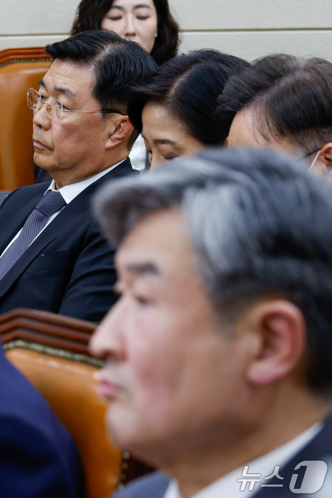 (서울=뉴스1) 안은나 기자 = 홍장원 전 국가정보원 1차장(왼쪽)과 조태용 국가정보원장이 22일 서울 여의도 국회에서 열린 윤석열 정부의 비상계엄 선포를 통한 내란 혐의 진상규명 …